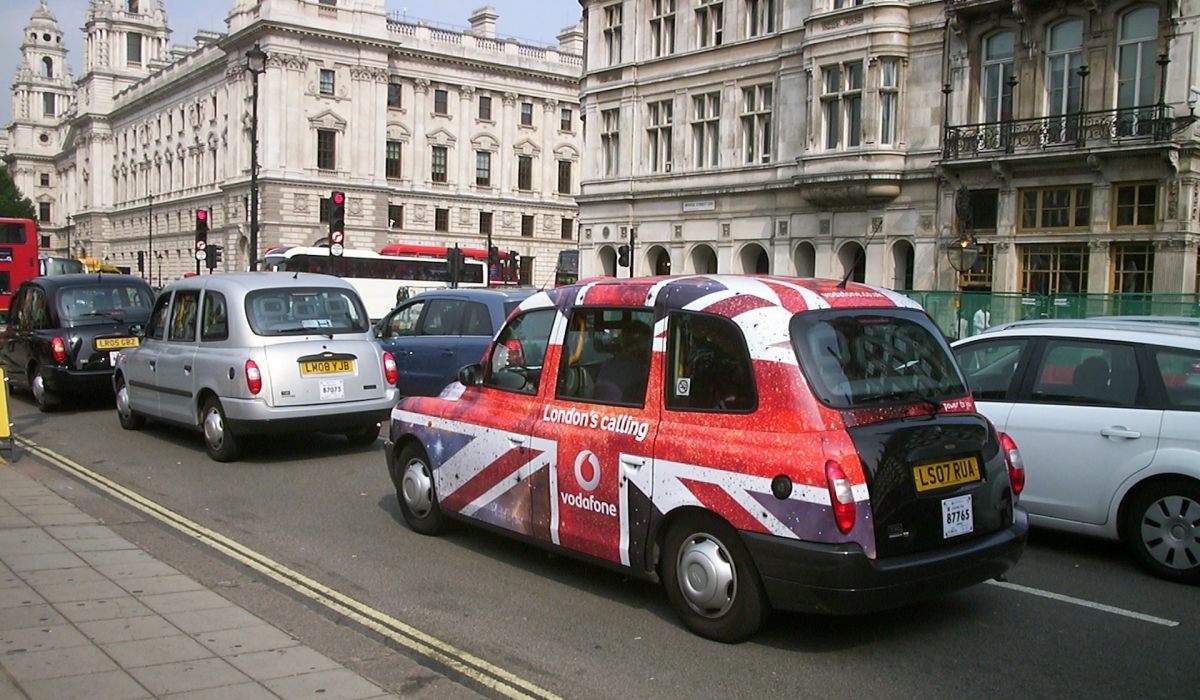 Confinale expandiert nach London, Grossbritannien, Mini Strassenansicht Confinale expandiert nach London, Grossbritannien, Mini Strassenansicht